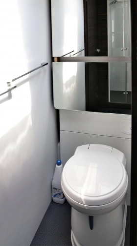 Prysznic (wyposażony w grzejnik) i toaleta to dwa odrębne pomieszczenia. Toaleta oparta jest na standardowych rozwiązaniach kasetowych. Za lustrami znajdziemy umywalkę i praktyczne szafki - zdjęcie 21